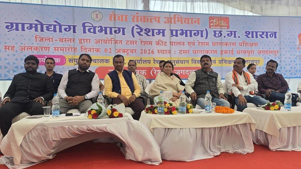 रेशम से खुलेगी समृद्धि की राह : बस्तर में टसर कीट पालन और धागाकरण को बढ़ावा, बांटे गए प्रोत्साहन चेक  