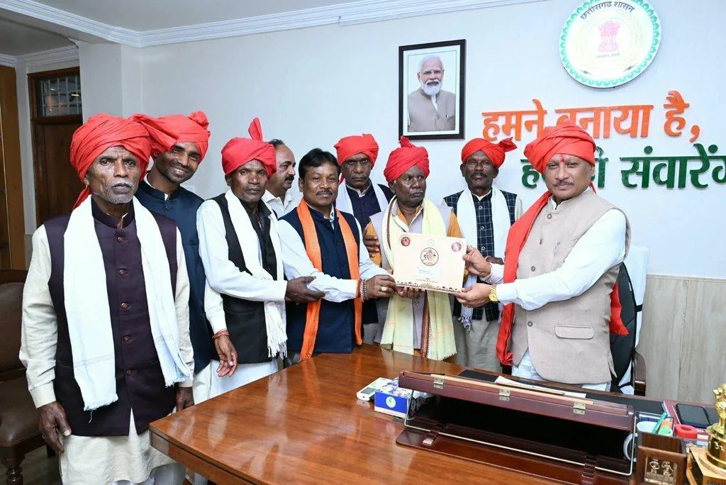 महेश कश्यप के नेतृत्व में बस्तर दशहरा समिति ने मुख्यमंत्री साय को दिया बस्तर दशहरा का आमंत्रण
